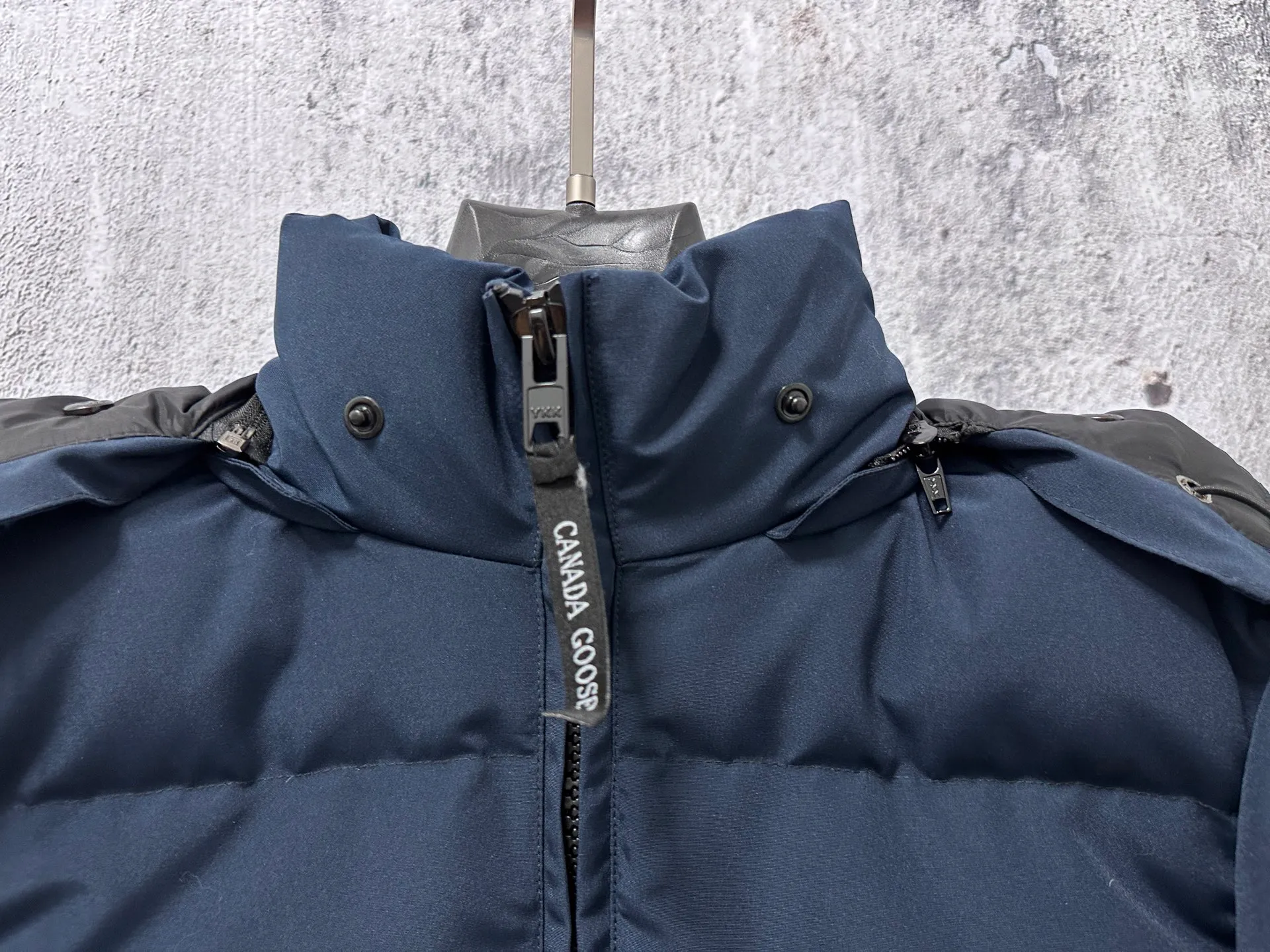 P840 【Canada gooseChelsea】Women's parka down coat, warm and comfortable. The adjustable hood features a high collar and concealed snap closure for extended coverage. And for greater protection against the elements, the detachable wolf fur collar. It features a sturdy YKK® two-way lockable zipper at the center front and a retractable waistband at the inner waist. Designed with internal straps for carrying over the shoulder. Fleece-lined exterior handwarmer pockets. Sturdy ribbed knit cuffs for cold protection and warmth. Sizes: XS-XL